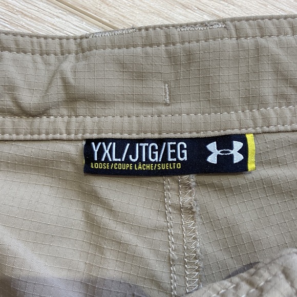 Under Armor loose fit cargo khaki short boys size xl w/ adjustable waiste - Picture 4 of 6